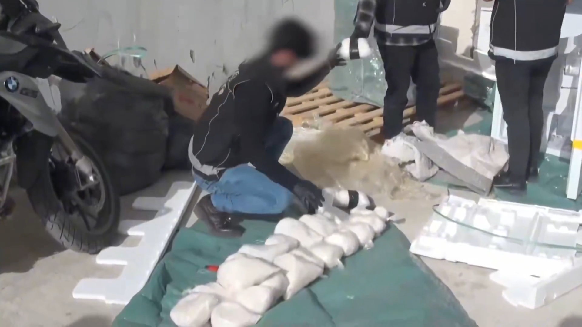 (video)-u-frizideru-iz-kurirske-posiljke-otkriveno-vise-od-28-kilograma-droge-u-istanbulu